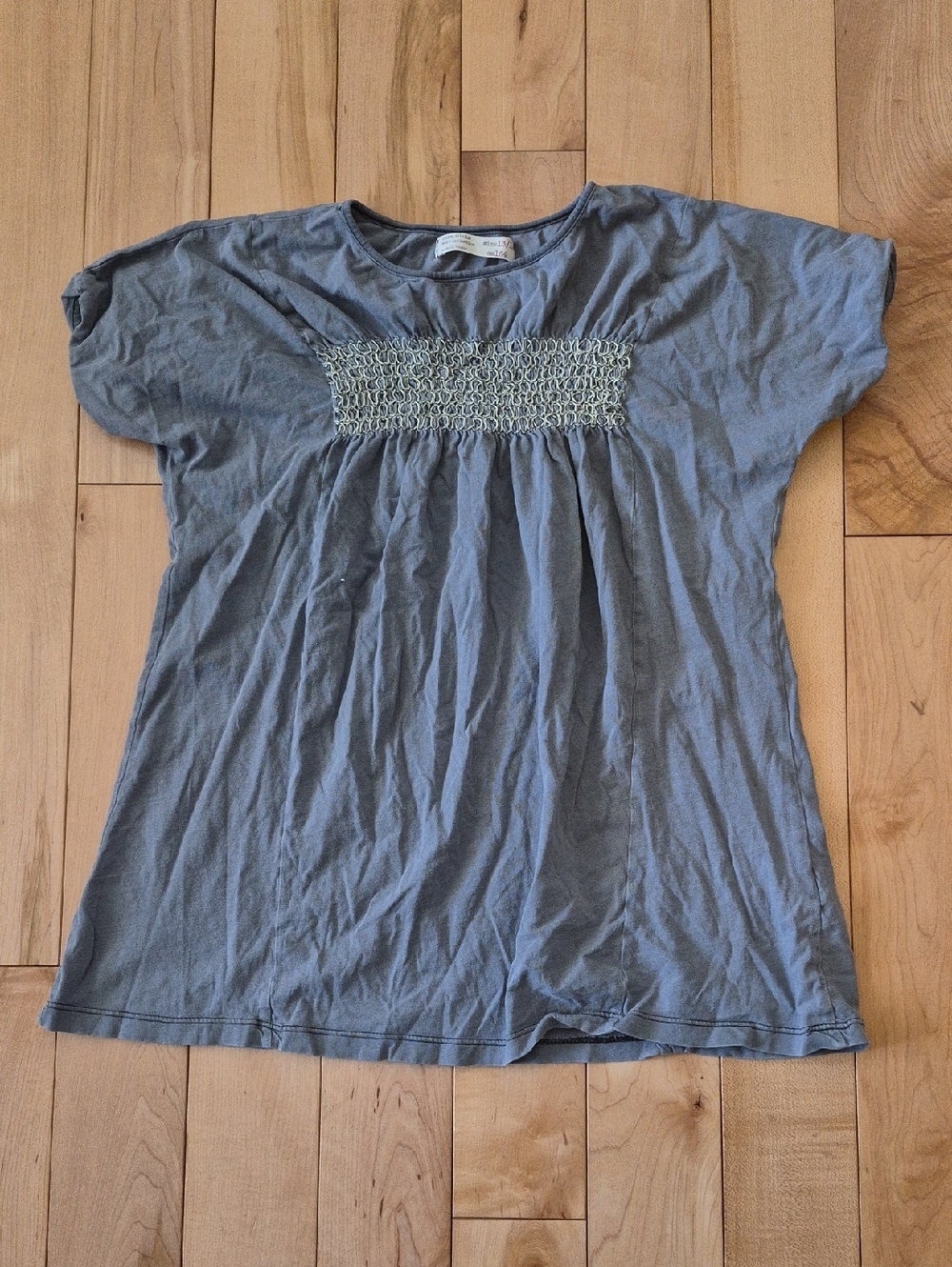 Girls Size 13/14 Zara Girls Smocked Scoop Neck Tee in Slate Gray